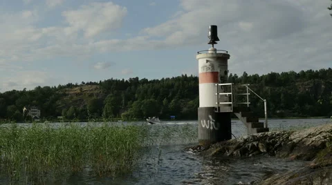 Small lighthouse with boat passing by in Mälaren Vidéo 53202003