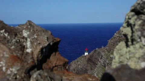Small lighthouse on a rock  blue ocean Vidéo 43857967