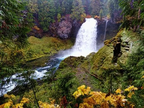Small lower river waterfall in central Oregon with fall foliage. Stock-Fotos