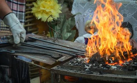 A small mobile primitive forge at the fair. Foto stock