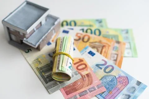 Small Model House on Layer of One Hundred Dollar Bills. Fotos Stock