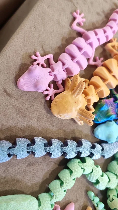 Small models newts printed 3D printer molten plastic Vertical Stock Footage 304104675