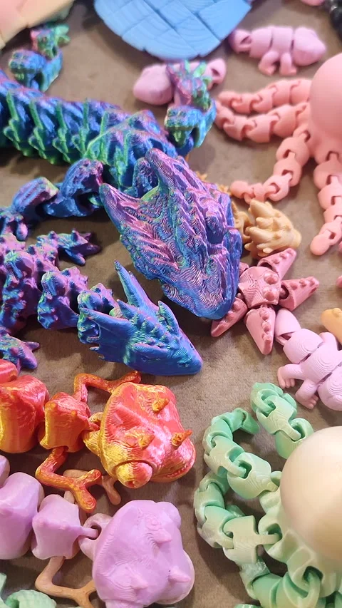 Small models octopus starfish newts printed 3D printer molten plastic Vertical Stock Footage 304104550