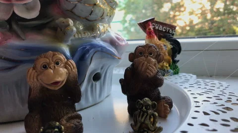 Small monkey and rooster figures 库存影片 93599202