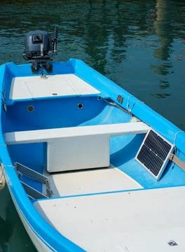 Small Motorboat with Solar Panel Floating on Calm Water on Lake Garda in Ital Foto stock