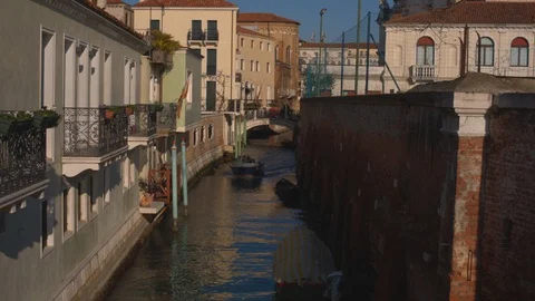 Small motorboat travelling towards camera on a canal in Venice 스톡 동영상 128317682