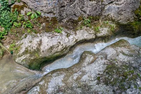 Small mountain river flow throught rocks Foto stock