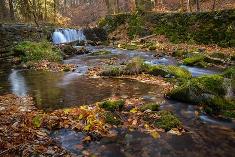 A small mountain waterfall and cascades on a mountain stream Foto stock