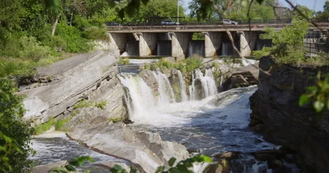 Small Natural Waterfall In Front of Bridge Vidéo 64971130