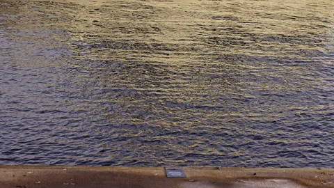 Small ocean waves move in slow motion during sunset Vidéo 293071806