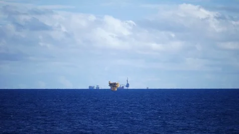 Small offshore platforms and a tender assisted drilling rig Vídeo Stock 76851875