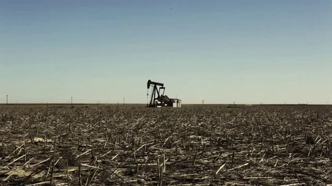 Small oil rig in Kansas corn field Stock Footage 82201496