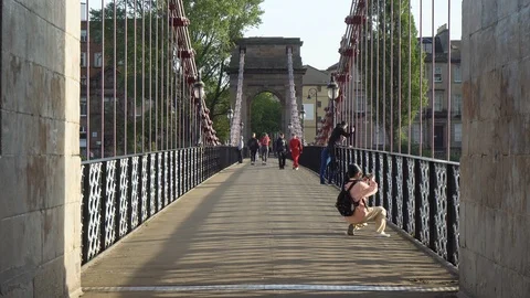 Small Old Pedestrian Only Stone Suspension Bridge on Sunny Day in Glasgow Video stock 119312523