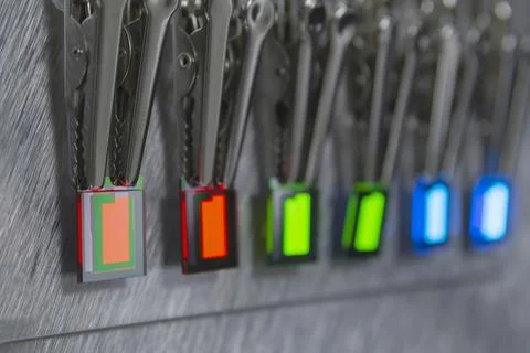 Small oled displays is lighting on a probe station. Lighting display technolo Foto stock