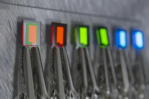 Small oled displays is lighting on a probe station. Lighting display technolo Foto stock