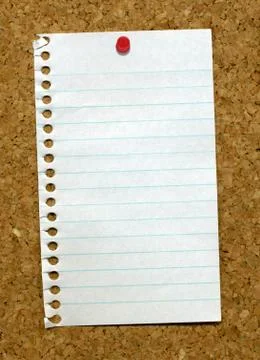 Small page from a notepad stuck to a cork noticeboard. Stockfoto's