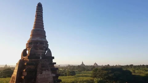 Small pagoda up close, distant pagodas, low angle shot, fields, horizon, Bagan Vídeos de archivo 78655727