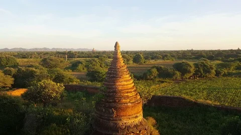 Small pagoda up top close, distant pagodas, mountains on horizon, Bagan, Myanmar Stockbeeldmateriaal 78655821