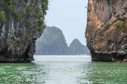 Small passage between two islets in Ha Long Bay, Quang Ninh, Vietnam Foto stock