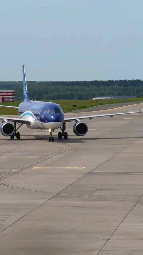 Small passenger plane makes a slow turn while taxiing toward the runway. Stock Footage 315566676