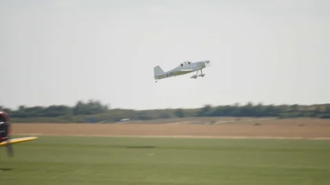 Small passenger plane takes off 動画素材 115058170