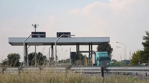 Small pay toll with light traffic Stock-Footage 47330814