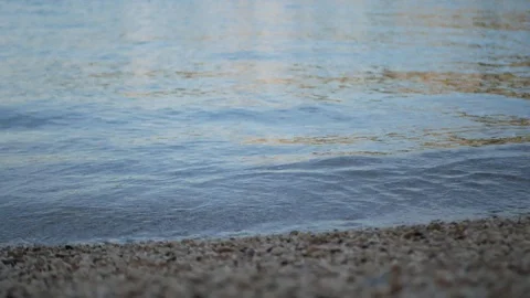 Small peaceful waves on pebble beach 動画素材 112822946