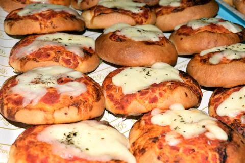 Small pizza Stock-Fotos