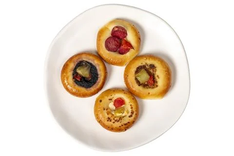 Small pizza varieties. mini pizzas with sausage, pickles, tomatoes, mozzarell Stockfoto's