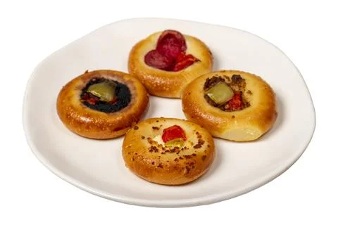 Small pizza varieties. mini pizzas with sausage, pickles, tomatoes, mozzarell Stockfoto's
