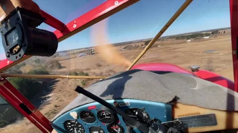 Small plane flies through rural town 库存影片 347661285
