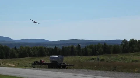 Small Plane Landing Vídeos de archivo 40711712