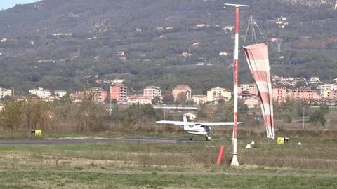 Small plane taxiing on the runway Video stock 331230117
