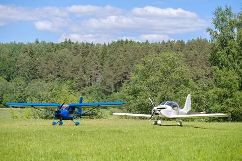 Small plane waiting on field Foto stock