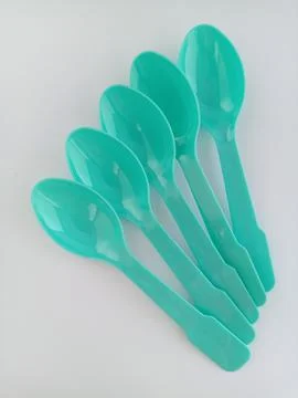 Small plastic spoons Foto stock