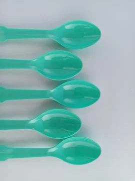 Small plastic spoons Foto stock