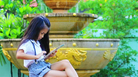 Small portable computer 動画素材 37111004