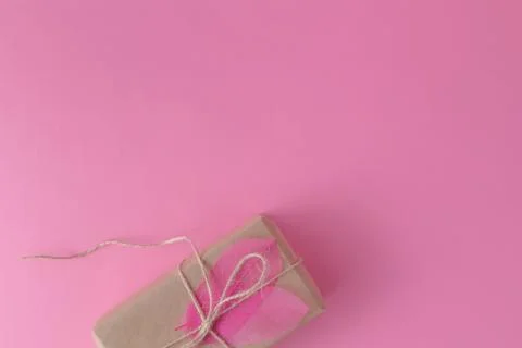 Small present in recicled craft pape Foto stock