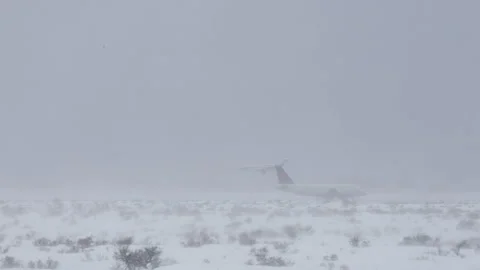 Small private plane landing during an intense snow blizzard in western Wyoming 스톡 동영상 311088862