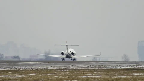 A small private plane takes off from the runway in winter. Slow motion video Vidéo 169837640
