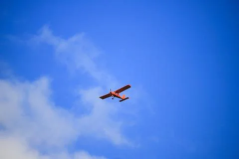 Small private propeller plane flies in the sky Foto stock
