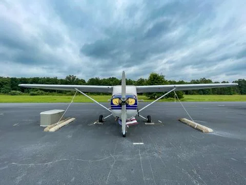 Small private single engine plane resting on tarmac. Stock-Fotos