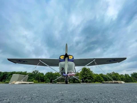 Small private single engine plane resting on tarmac. Stock-Fotos