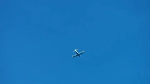 A small propeller plane flies in a clear sky Vidéo 278873737