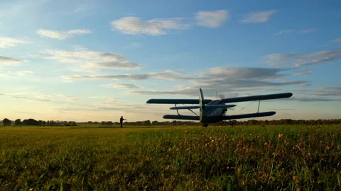 Small Propeller Plane Prepares for Takeoff. Silhouettes. Aviation. Parachuting Stockbeeldmateriaal 146509752