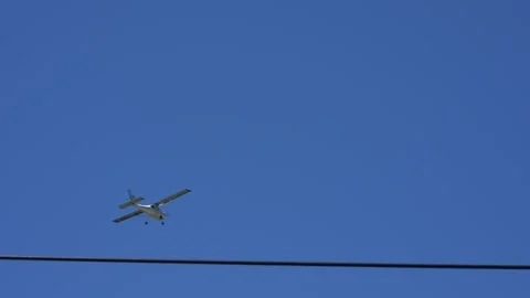 Small propellor plane flying through blue sky 库存影片 218030352