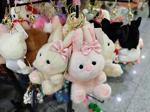 Small rabbit toy statue attached with a keychain Stock-Fotos