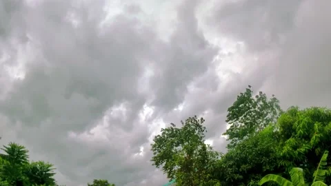 Small rain clouds moving beneath big rain clouds. 库存影片 155389013