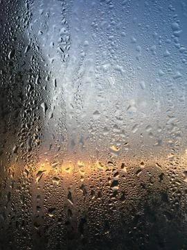 Small raindrops run down the window glass Foto stock