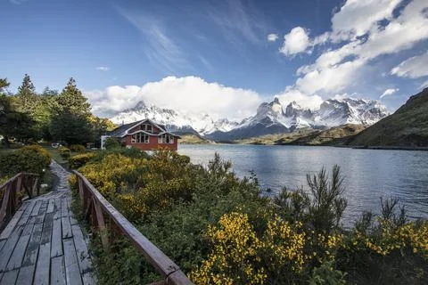 A Small Red Building in Front of the Peaks of Torres Del Paine Fotos de archivo